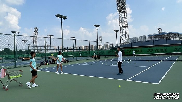 近百名网球爱好者齐聚伟人故里激情挥拍